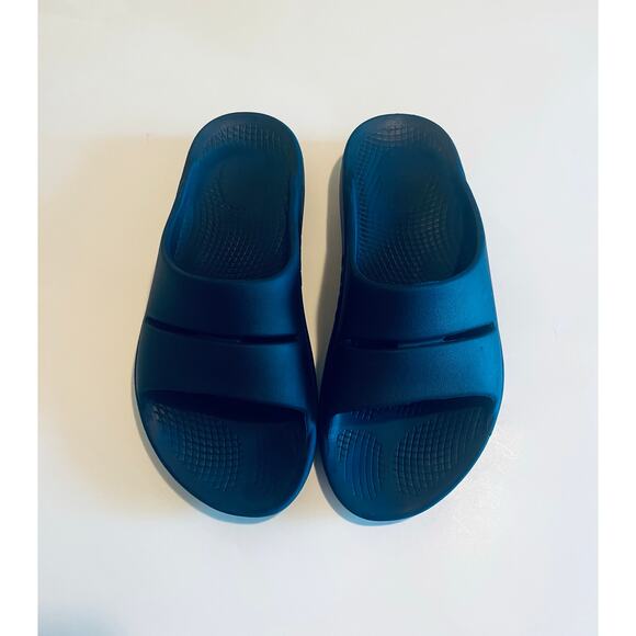 Oofos slides - Picture 1 of 4